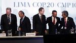Aftale. Forhandlerene ved klimatopmødet i Lima i Peru er klar med et slutdokument. Her ses tidligere vicepræsident Al Gore (venstre) ved siden af FN's generalsekretær Ban Ki-moon, Perus præsident Ollanta Humala og Perus miljøminister Manuel Pulgar Vidal. 