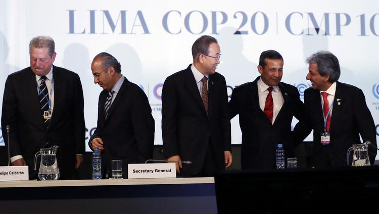 Aftale. Forhandlerene ved klimatopmødet i Lima i Peru er klar med et slutdokument. Her ses tidligere vicepræsident Al Gore (venstre) ved siden af FN's generalsekretær Ban Ki-moon, Perus præsident Ollanta Humala og Perus miljøminister Manuel Pulgar Vidal. 