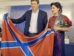Utryg. Anna Netrebko ser ikke helt tryg ud ved her at modtage separatistflaget fra lederen af den væbnede milits i Donetsk, Oleg Tsarev. Med god grund. Foto fra Twitter 