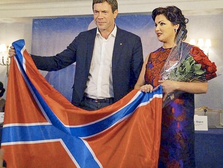 Utryg. Anna Netrebko ser ikke helt tryg ud ved her at modtage separatistflaget fra lederen af den væbnede milits i Donetsk, Oleg Tsarev. Med god grund. Foto fra Twitter 
