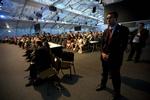 topmøde. En sikkerhedsvagt holder øje, mens de delegerede forhandler en sen time ved COP20 i Lima i Peru. 