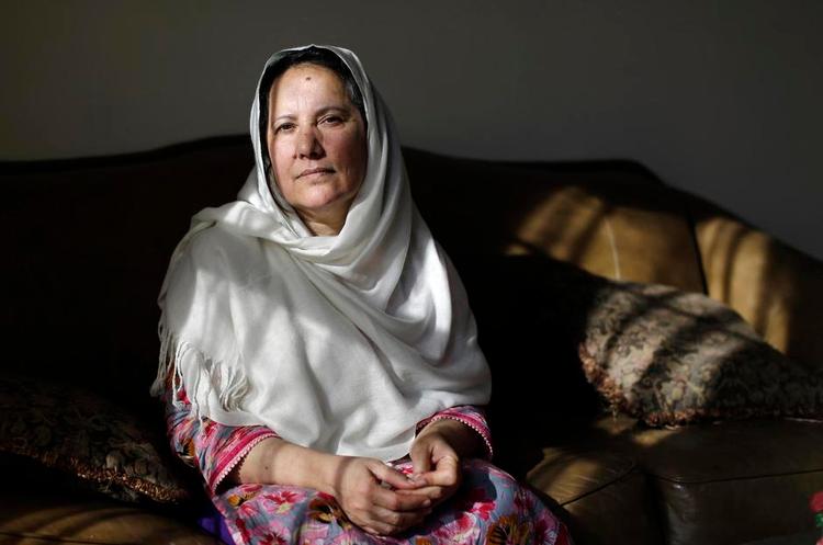 Håb. Den morddømte Adnan Syeds mor fotograferet i sit hjem i Baltimore. Pludselig i mediernes fokus igen på grund af den enorme interesse for 'Serial'. Foto: Patrick Semansky/AP 