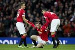 OPSEDASSE. Efter at have scoret til 1-0 måtte Wayne Rooney hjælpes på højkant igen. 