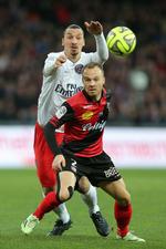 DUELLEN. Efter at have mødtes i flere landskampe var Lars Jacobsen og Zlatan Ibrahimovic i duel i dag i Frankrig. 