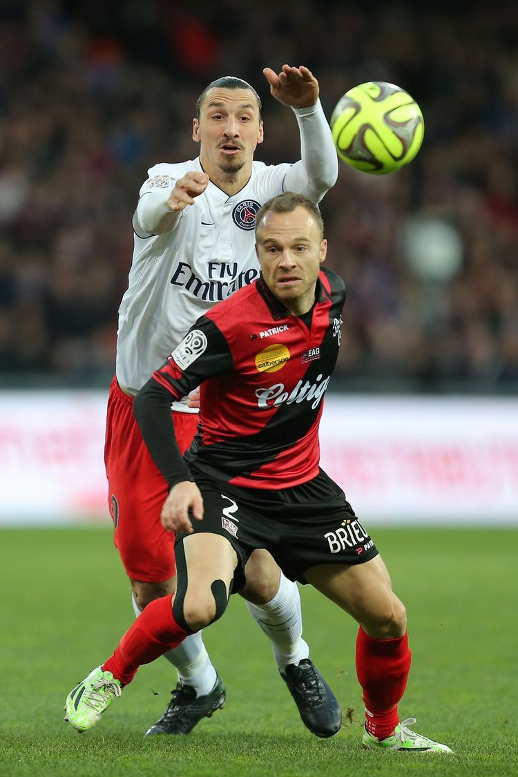 DUELLEN. Efter at have mødtes i flere landskampe var Lars Jacobsen og Zlatan Ibrahimovic i duel i dag i Frankrig. 