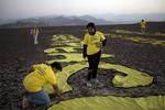 ØDELÆGGELSER. Greenpeaceaktivisternes hærgen ved Nazca-linjernes kolibribillede har efterladt varige skader på stedet, konstaterer peruvianerne. 
