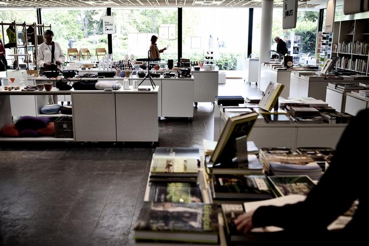 blockbuster. ARoS og Louisiana vinder gæsterne på blockbustere, mener SMKs direktør. Her er vi i Louisianas museumsbutik, som er en af de største museumsbutikker. 