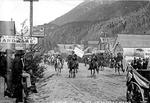 alaska. Romanen udspiller sig i Alaska, som forfatteren maler frem på baggrund af grundig research og rejser. Her graver hovedpersonen guld og skyder pelsdyr. Foto fra 4. juli-parade i Skagway, Alaska i 1898. 
