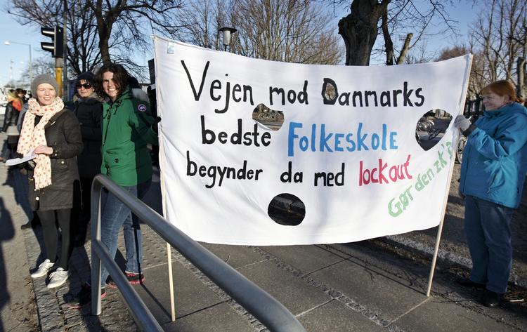 lockout. Overenskomstforhandlingerne sidste år endte i konflikt, da Kommunernes Landsforening lockoutede lærerne. 
