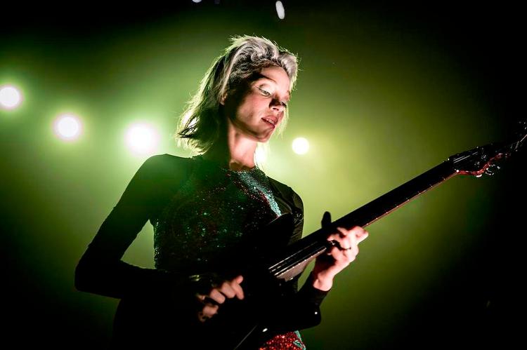 Indstuderet. På Vega viste St. Vincent, hvor vanvittig dygtig og opfindsom hun er. Så dygtig, at hun fortabte sig i teater og teknik. 