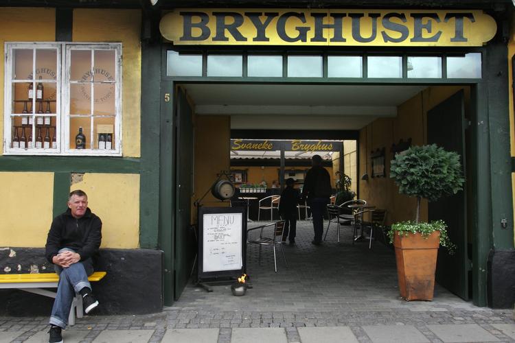 Attraktion. Prisen for færgen til Bornholm bliver i fremtiden billgere.  Det er et led i at tiltrække flere til Bornholm. På billedet er Svanke Bryghus. 