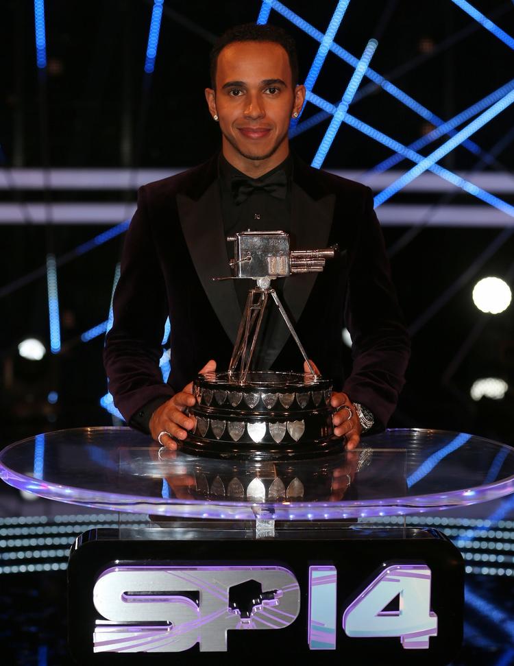 verdensmester. Lewis Hamilton med trofæet, der fulgte med kåringen til årets britiske sportsnavn. 