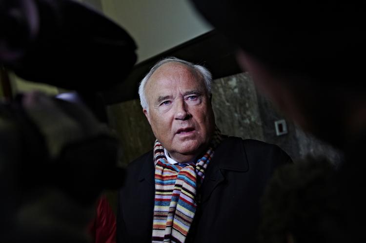 afdæmpet. En noget afdæmpet Flemming Østergaard på vej ind i Københavns Byret, hvor han står tiltalt for grov kursmanipulation. 