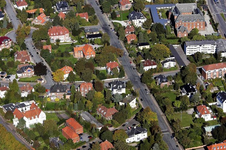 Billigere. I nogle af hovedstadens mest attraktive villakvarterer som dette ved Svanemøllen og i Gentofte slipper grundejerne billigere i grundskyld end ejeren af et hus til to millioner i Brønshøj. Arkivfoto: Thomas Wilmann 