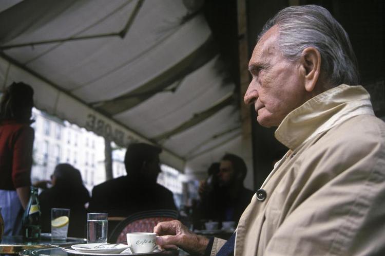 Kaffepause. Albert Cossery i 1999 over en af de kopper kaffe, han må have drukket, før eller efter dagens linje. 