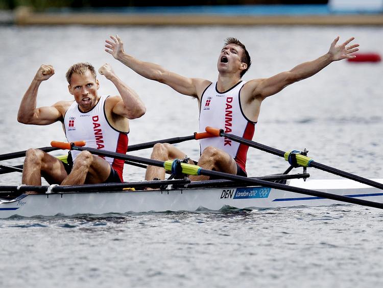 Magtfaktor. De danskere roere vandt tre medaljer ved OL i London i 2012 og Danmark var dermed på niveau med en stor nation som Tyskland. Her jubler Mads Rasmussen og Rasmus Quist over guldet i letvægtsdobbeltsculler. 
