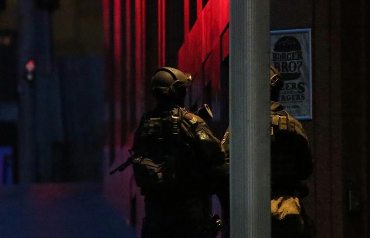 Drama. Mørket har efterhånden sænket sig over det centrale Sydney, hvor det helt store terrorberedskab er sat i værk pga. gidseltagningen på cafeen. 
