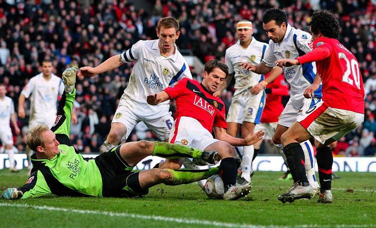 indkøbsforbud. Leeds United - her med danske Casper Ankergren (tv) på mål - i en FA Cup-kamp mod Manchester United. 