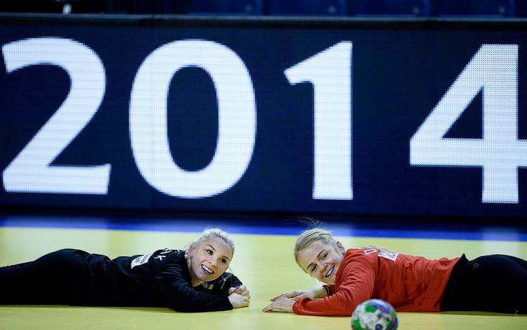 tålmodighed. Vi skal undgå at stresse i kontrafasen, siger Stine Jørgensen (th.), der her ses sammen med Trine Østergaard under gårsdagens træning i Debrechen. Foto: Lars Poulsen/Polfoto 