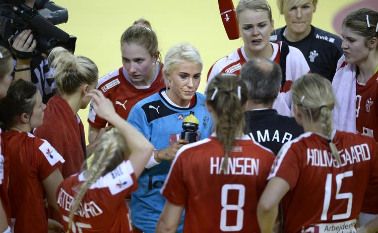 Blå. Det er som regel Kristina Kristiansen (i midten) der trækker i den alternative målmandstrøje. 