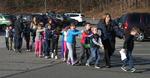 Skoleskyderi. Børn bliver evakueret fra Sandy Hook efter skoleskyderiet 14. december 2012. 