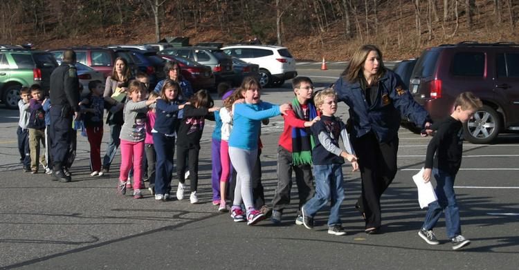 Skoleskyderi. Børn bliver evakueret fra Sandy Hook efter skoleskyderiet 14. december 2012. 