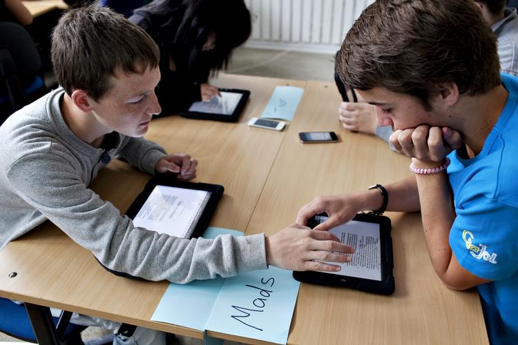 COMPUTERTID. Det er ikke nødvendigvis negativt, at et stigende antal børn og unge bruger mere end fire timer om dagen i selskab med computere, tablets og smartphones. 