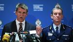 SYDNEY. Politiet har nu sikret gerningsstedet og har ikke på nuværende tidspunkt fundet sprængstoffer. Politikommissæren Andrew Scipione (th) lover på et pressemøde »at komme til bunds« og på sigt kunne svare »på alle spørgsmål«. Sammen med ham står Den politiske leder i New South Wales Mike Baird. 