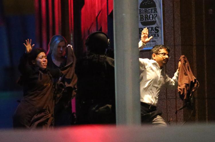 DRAMA. Det lykkedes flere gidsler at slippe fri, før politiet stormede caféen, hvor de blev holdt fanget. 