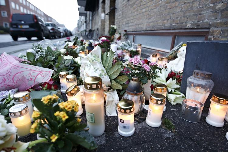Drab. Blomster på stedet på Jydeholmen, hvor Jon Patorra blev stukket ihjel. 