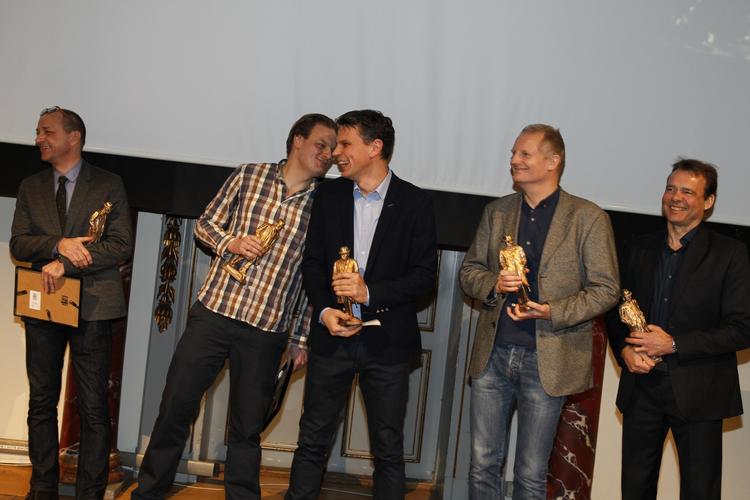 Hæder. Jeppe Gaardboe, Frederik Brun Madsen, Søren Kristensen, Michael Klint og Steen Jensen er blevet tildelt Cavlingprisen 2013 for deres dokumentarserie på DR ' I Skattely'. 