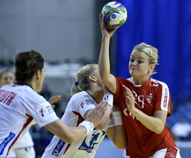 samarbejde. De fleste af de danske kvinder, der spiller EM i håndbold i Ungarn lige nu, har været en tur gennem den danske elitesatsning. 