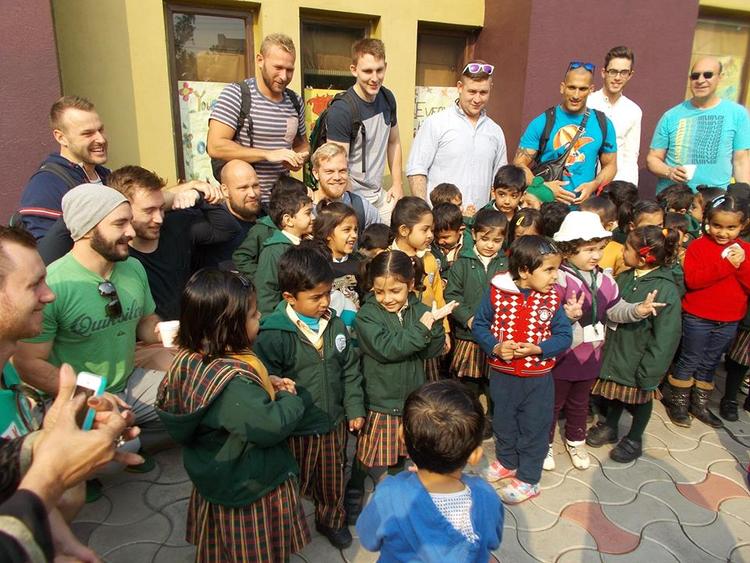 populære. De danske kabaddi-krigere nød en ekstra VM-fridag mandag med et besøg på en skole i Punjab. 