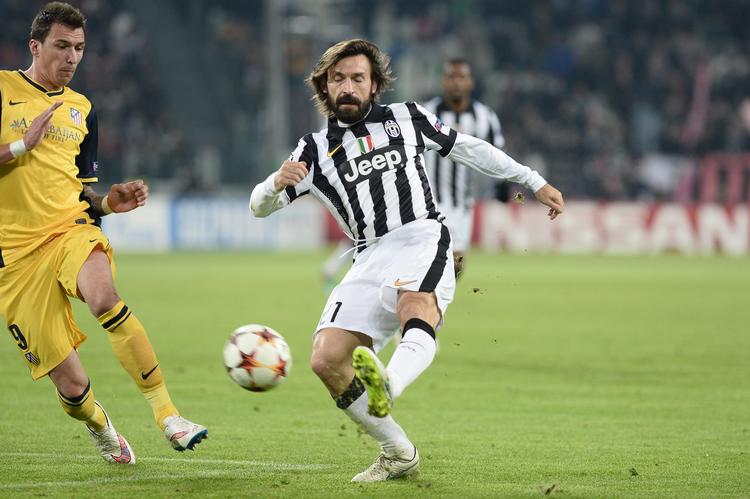 overlegen. Ryger, levemand og en gudsbenådet fodboldspiller: Andrea Pirlo er for tredje år i træk valgt til den bedste spiller i Serie A. 