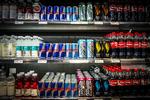 udvalg. Energidrikkene står side om side med sodavand i supermarkedet. 