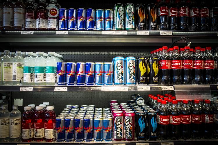 udvalg. Energidrikkene står side om side med sodavand i supermarkedet. 