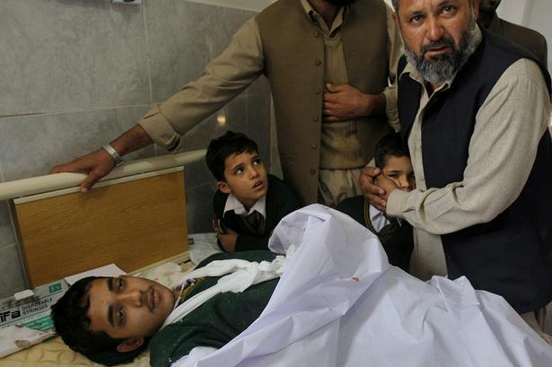 Taleban-terrorister trængte tirsdag ind på en skole i Pakistan og slog mindst 126 mennesker ihjel. 