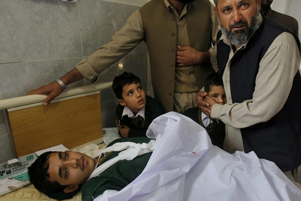 Taleban-terrorister trængte tirsdag ind på en skole i Pakistan og slog mindst 126 mennesker ihjel. 