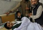 Terror. En pakistansk mand trøster en lille dreng, mens de passer en elev, der blev såret ved angrebet på skolen i Peshawar. Ifølge den pakistanske Taleban-gren, der har taget ansvaret for morgenens angreb på en pakistansk skole i byen Peshawar, havde angriberne ordre om ikke at angribe små børn. Men de seneste drabstal fra Pakistan tyder på, at flere end 120 personer, deriblandt flere børn, er blevet dræbt i angrebet. 