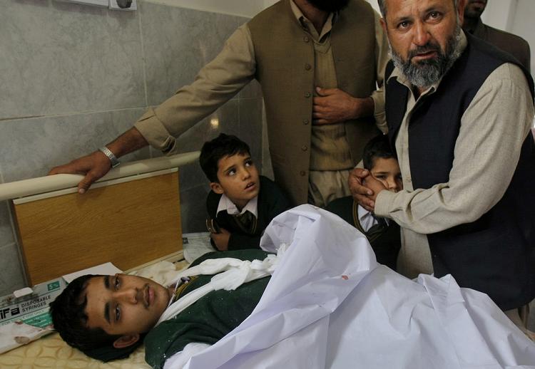 Terror. En pakistansk mand trøster en lille dreng, mens de passer en elev, der blev såret ved angrebet på skolen i Peshawar. Ifølge den pakistanske Taleban-gren, der har taget ansvaret for morgenens angreb på en pakistansk skole i byen Peshawar, havde angriberne ordre om ikke at angribe små børn. Men de seneste drabstal fra Pakistan tyder på, at flere end 120 personer, deriblandt flere børn, er blevet dræbt i angrebet. 