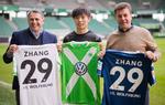 kinesisk. Zhang Xizhe (midt) præsenteres som ny spiller i Wolfsburg mellem træner Dieter Hecking (th) og manager  Klaus Allofs. 