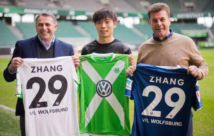 kinesisk. Zhang Xizhe (midt) præsenteres som ny spiller i Wolfsburg mellem træner Dieter Hecking (th) og manager  Klaus Allofs. 