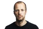 Fødselar. De fleste kender Anders Legarth Schmidts byline fra de mange afslørende nyhedsartikler og baggrunde om de psykiatriske forhold i Danmark. 