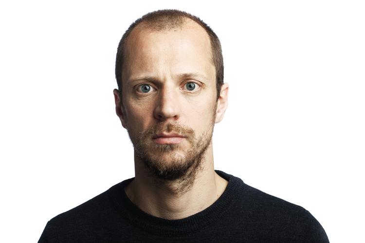 Fødselar. De fleste kender Anders Legarth Schmidts byline fra de mange afslørende nyhedsartikler og baggrunde om de psykiatriske forhold i Danmark. 