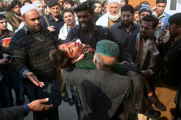 Taleban-terrorister trængte tirsdag ind på en skole i Pakistan og slog mindst 126 mennesker ihjel. 