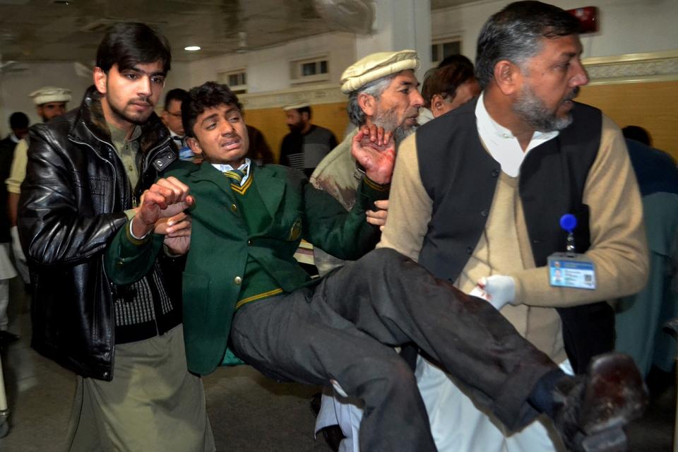 Taleban-terrorister trængte tirsdag ind på en skole i Pakistan og slog mindst 126 mennesker ihjel. 