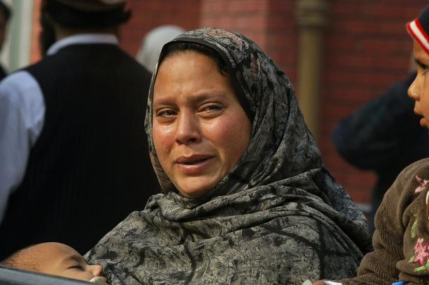 Taleban-terrorister trængte tirsdag ind på en skole i Pakistan og slog mindst 126 mennesker ihjel. 