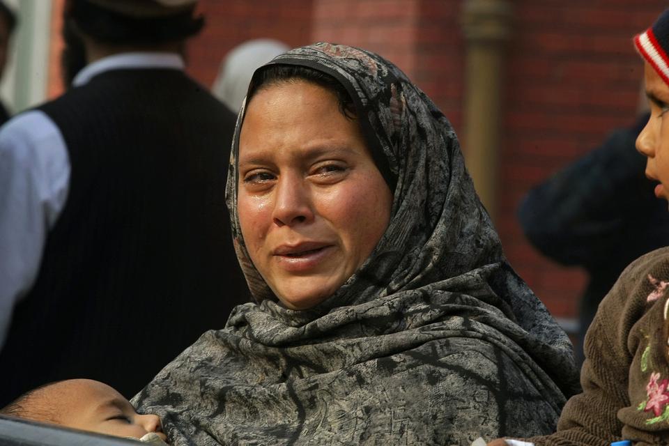Taleban-terrorister trængte tirsdag ind på en skole i Pakistan og slog mindst 126 mennesker ihjel. 
