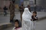 Taleban-terrorister trængte tirsdag ind på en skole i Pakistan og slog mindst 126 mennesker ihjel. 