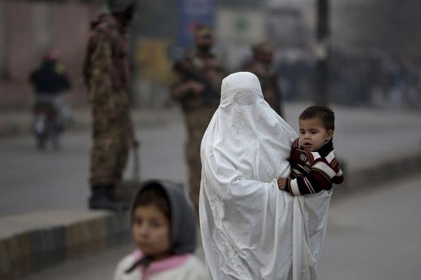 Taleban-terrorister trængte tirsdag ind på en skole i Pakistan og slog mindst 126 mennesker ihjel. 